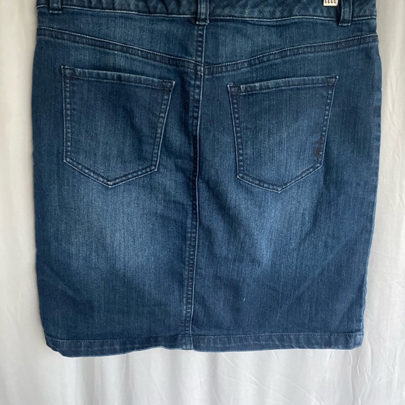 Denim skirt with buttons - Picture 2 of 3